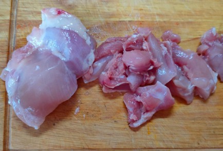 Фото шага рецепта Курица с грибами и зеленым луком в сливочном соусе 176172 шаг 2  