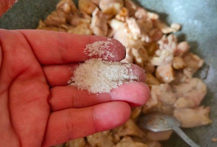 Фото шага рецепта Курица с грибами и зеленым луком в сливочном соусе 176172 шаг 8  