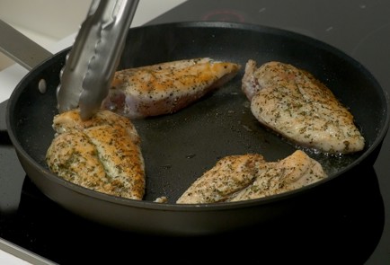 Фото шага рецепта Курица с грибами в духовке 140638 шаг 2  