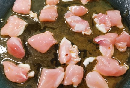 Фото шага рецепта Курица с грибами в сливочном соусе 175510 шаг 3  