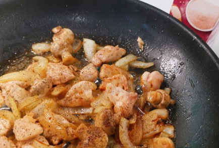 Фото шага рецепта Курица с грибами в сливочном соусе 175510 шаг 6  