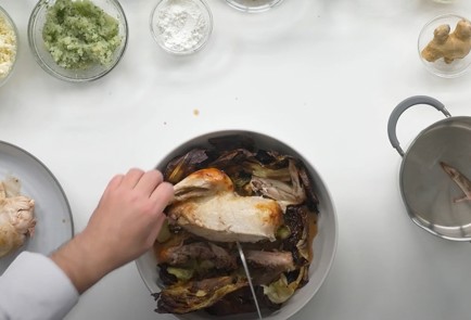 Фото шага рецепта Курица с имбирем в капустных листьях 151579 шаг 4  