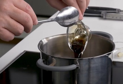 Фото шага рецепта Курица с имбирем в капустных листьях 151579 шаг 6  