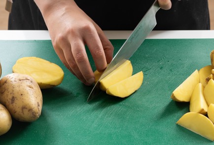 Фото шага рецепта Курица с картошкой в духовке 140333 шаг 3  