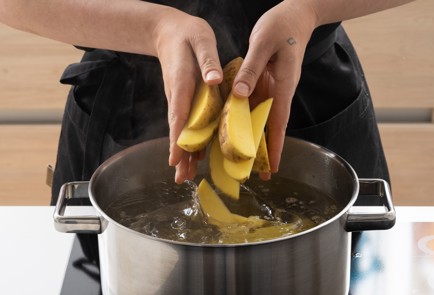 Фото шага рецепта Курица с картошкой в духовке 140333 шаг 4  