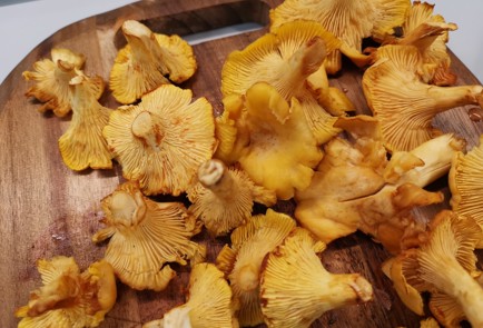 Фото шага рецепта Курица с лисичками на сковороде 186842 шаг 1