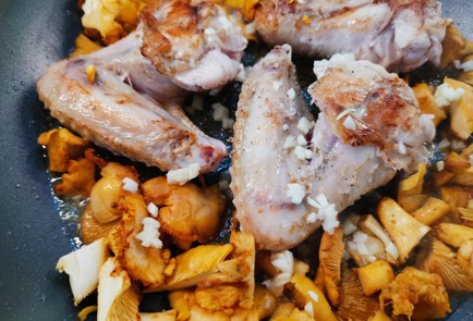 Фото шага рецепта Курица с лисичками на сковороде 186842 шаг 10