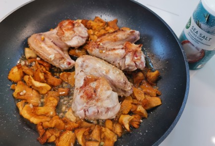 Фото шага рецепта Курица с лисичками на сковороде 186842 шаг 11