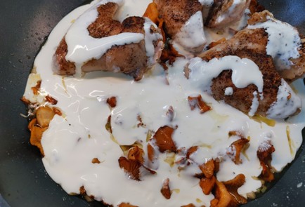 Фото шага рецепта Курица с лисичками на сковороде 186842 шаг 12