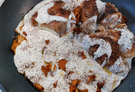 Фото шага рецепта Курица с лисичками на сковороде 186842 шаг 13