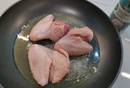 Фото шага рецепта Курица с лисичками на сковороде 186842 шаг 5