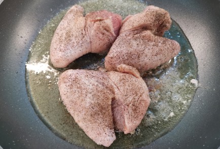 Фото шага рецепта Курица с лисичками на сковороде 186842 шаг 6