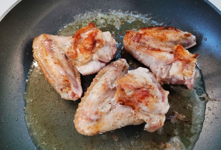 Фото шага рецепта Курица с лисичками на сковороде 186842 шаг 7