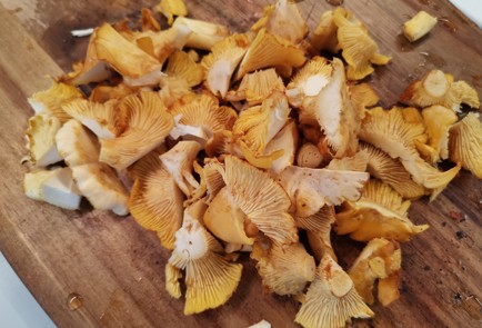 Фото шага рецепта Курица с лисичками на сковороде 186842 шаг 8