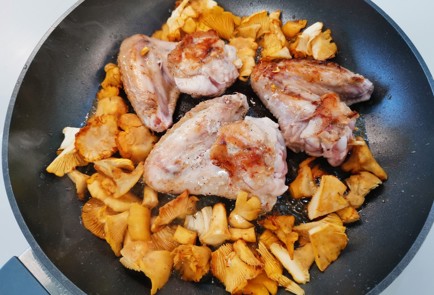 Фото шага рецепта Курица с лисичками на сковороде 186842 шаг 9