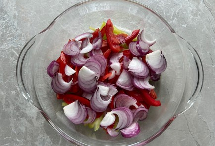 Фото шага рецепта Курица с овощами в духовке 186996 шаг 4  