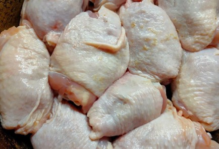 Фото шага рецепта Курица с помидорами и ананасами в духовке 191242 шаг 2  