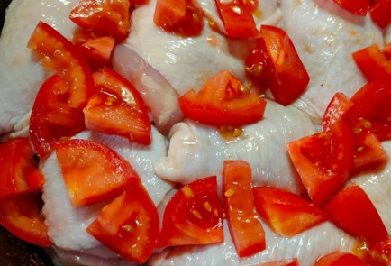 Фото шага рецепта Курица с помидорами и ананасами в духовке 191242 шаг 4  