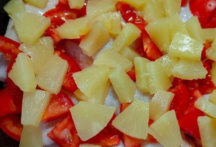 Фото шага рецепта Курица с помидорами и ананасами в духовке 191242 шаг 6  