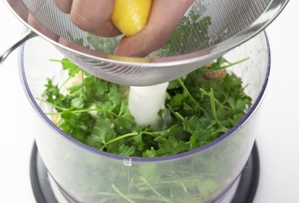 Фото шага рецепта Курица с соусом из йогурта кунжутных семечек лимона и чеснока 30677 шаг 5  