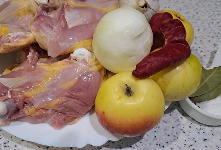 Фото шага рецепта Курица с яблоками в духовке 190604 шаг 1  