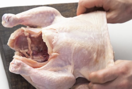 Фото шага рецепта Курица с зеленым маслом и лимоном 68918 шаг 2  