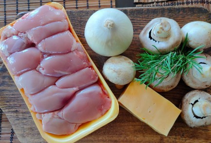 Фото шага рецепта Тушеная курица с грибами и сыром 174534 шаг 1  