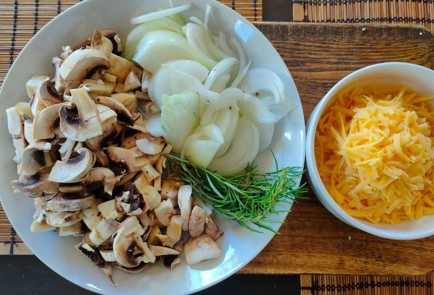 Фото шага рецепта Тушеная курица с грибами и сыром 174534 шаг 6  