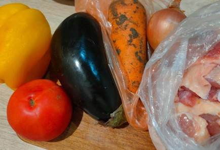 Фото шага рецепта Курица тушеная с овощами 188008 шаг 1