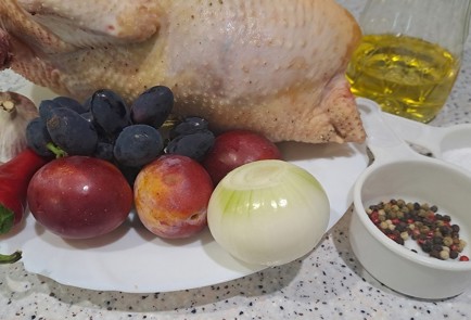 Фото шага рецепта Курица тушенная со сливами и виноградом 189970 шаг 1