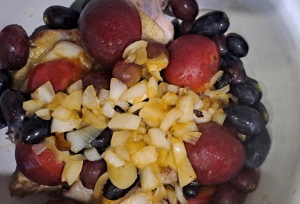 Фото шага рецепта Курица тушенная со сливами и виноградом 189970 шаг 10