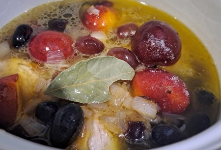 Фото шага рецепта Курица тушенная со сливами и виноградом 189970 шаг 11