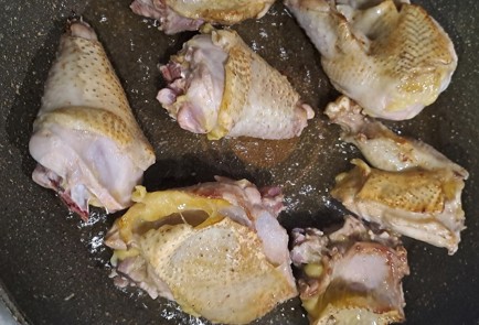 Фото шага рецепта Курица тушенная со сливами и виноградом 189970 шаг 4