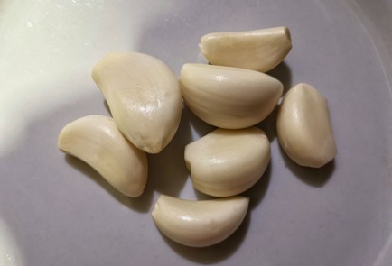 Фото шага рецепта Курица тушенная в кокосовом молоке с лаймом и чесноком 151212 шаг 1