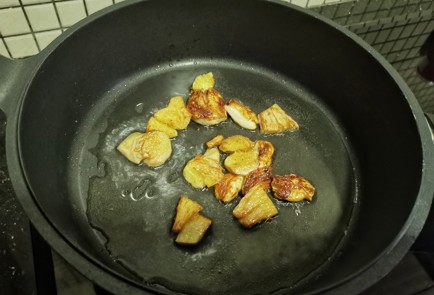 Фото шага рецепта Курица тушенная в кокосовом молоке с лаймом и чесноком 151212 шаг 11