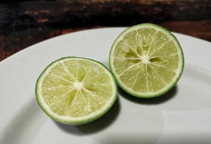 Фото шага рецепта Курица тушенная в кокосовом молоке с лаймом и чесноком 151212 шаг 6