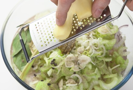 Фото шага рецепта Курица в белом вине в тайском стиле 19296 шаг 2  