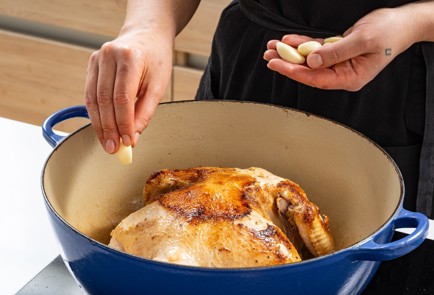 Фото шага рецепта Курица в молоке с чесноком по рецепту Джейми Оливера 175371 шаг 8  