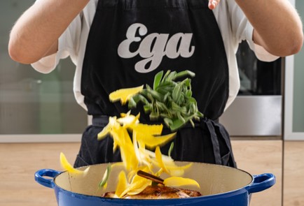 Фото шага рецепта Курица в молоке с чесноком по рецепту Джейми Оливера 175371 шаг 9  