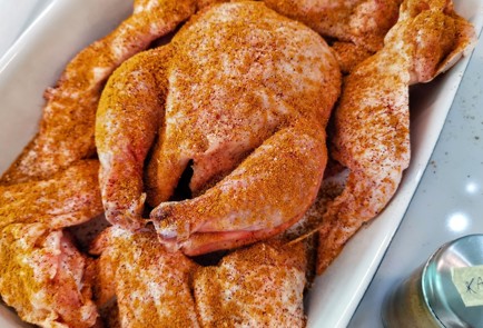 Фото шага рецепта Курица в специях на солевой подложке 152581 шаг 5  