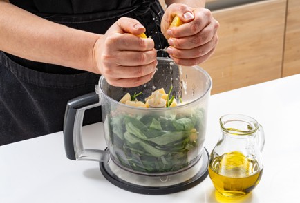 Фото шага рецепта Курица запеченная с песто 29857 шаг 2  