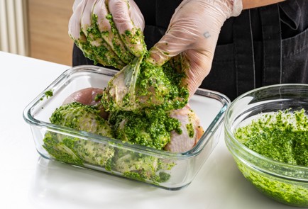 Фото шага рецепта Курица запеченная с песто 29857 шаг 4  