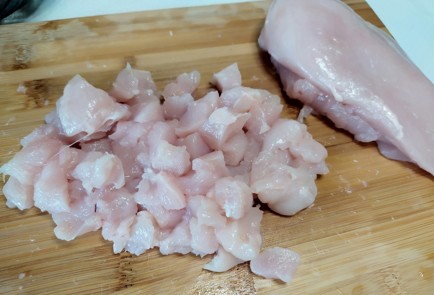 Фото шага рецепта Курица запеченная в ананасе с сыром 188346 шаг 1  