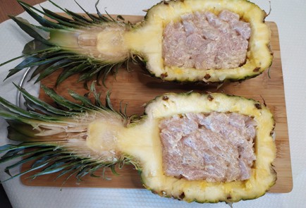 Фото шага рецепта Курица запеченная в ананасе с сыром 188346 шаг 10  