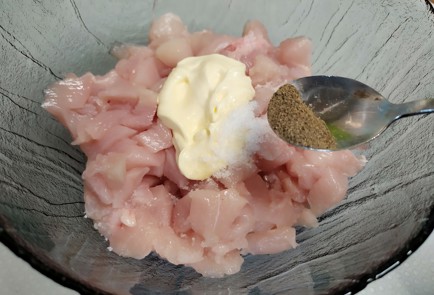 Фото шага рецепта Курица запеченная в ананасе с сыром 188346 шаг 4  