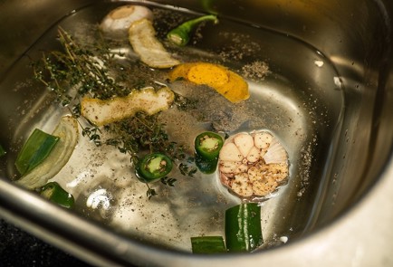 Фото шага рецепта Курица запеченная в духовке 140226 шаг 1  