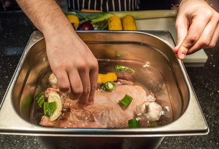 Фото шага рецепта Курица запеченная в духовке 140226 шаг 2  