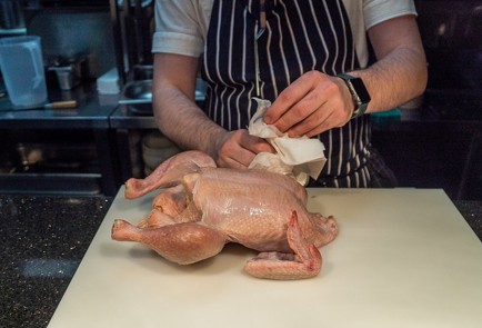 Фото шага рецепта Курица запеченная в духовке 140226 шаг 3  