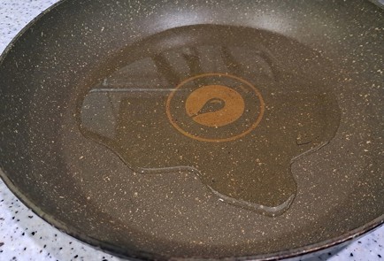 Фото шага рецепта Куриная грудка на сковороде с базиликом 189972 шаг 3  