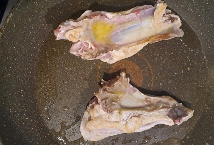 Фото шага рецепта Куриная грудка на сковороде с базиликом 189972 шаг 4  